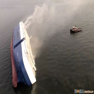 突發(fā)！載四千輛汽車滾裝船傾覆！船體仍在傾斜中