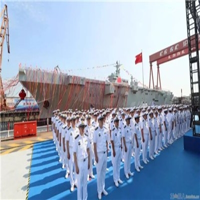 我國(guó)075型兩棲攻擊艦首艦今日舉行下水儀式