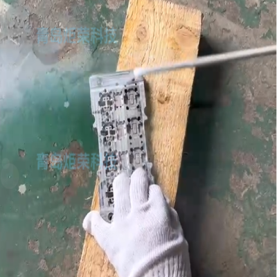 干冰清洗機(jī)：電路板膠點污垢的“清道夫”